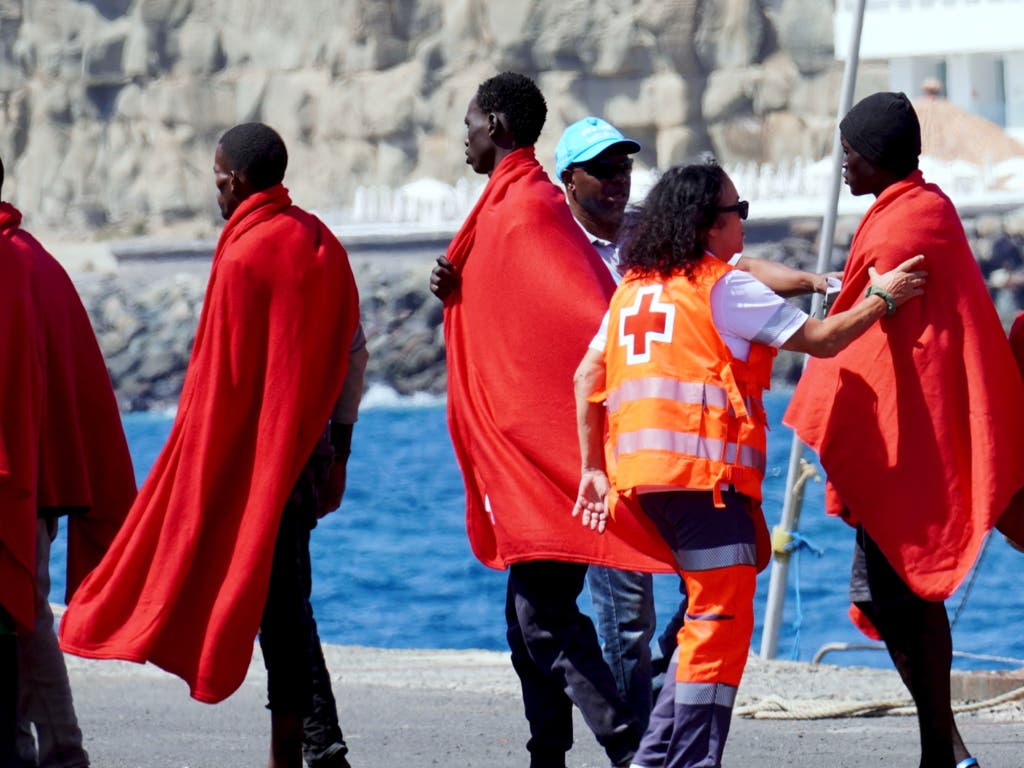 El Gobierno inicia este lunes el traslado a la Península de menores migrantes desde Canarias