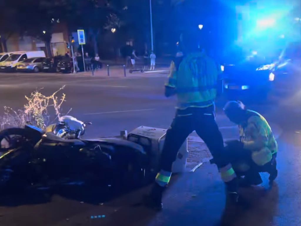 Herido muy grave un repartidor de pizzas en moto tras sufrir un accidente en Madrid
