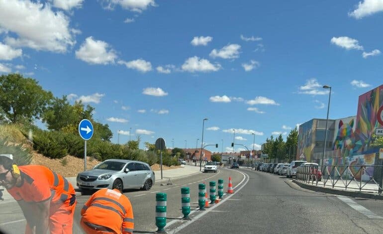 Instalan bolardos en la M-113 en Paracuellos para evitar giros indebidos