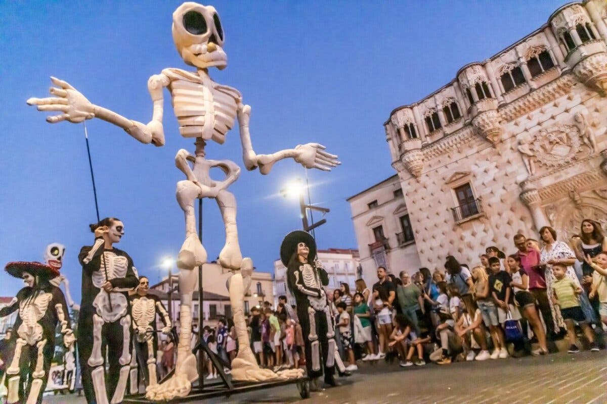 Guadalajara abre sus Ferias con un espectacular desfile de carrozas inspirado en los grandes musicales