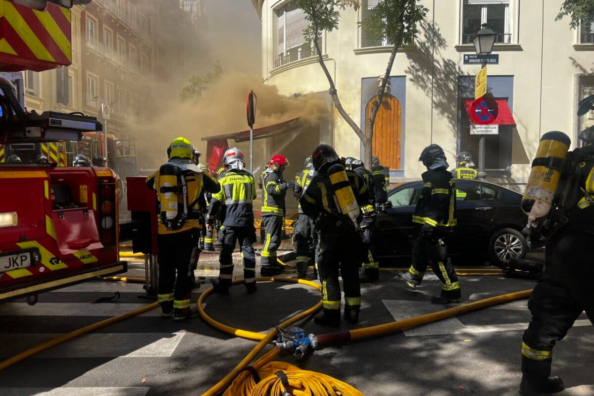 Nueve bomberos heridos, dos de ellos graves, al sofocar un incendio en un restaurante en Madrid