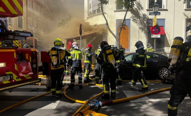 Nueve bomberos heridos, dos de ellos graves, al sofocar un incendio en un restaurante en Madrid