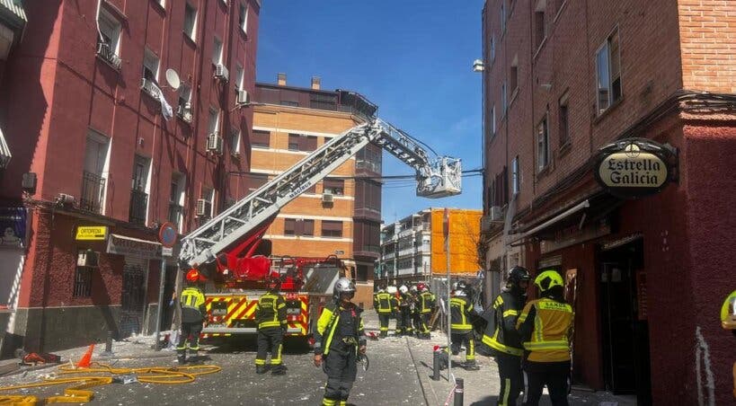 Hallado un segundo cadáver entre los escombros de la explosión de Puente de Vallecas