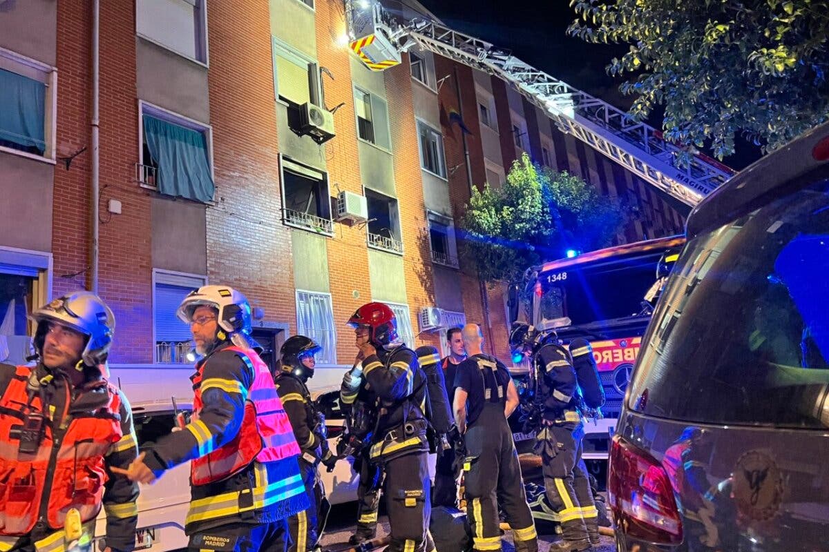 Siete intoxicados por humo en un incendio en Puente de Vallecas