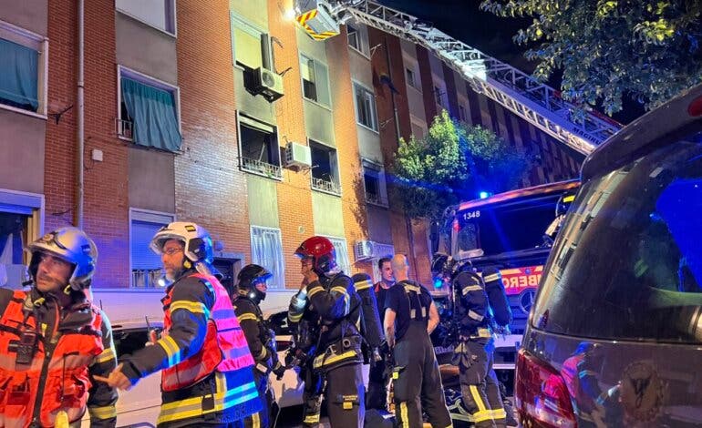 Siete intoxicados por humo en un incendio en Puente de Vallecas