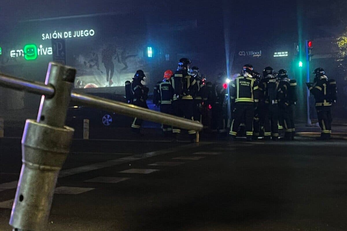 Seis vehículos calcinados y vecinos confinados tras el incendio de un coche en un aparcamiento subterráneo en Madrid