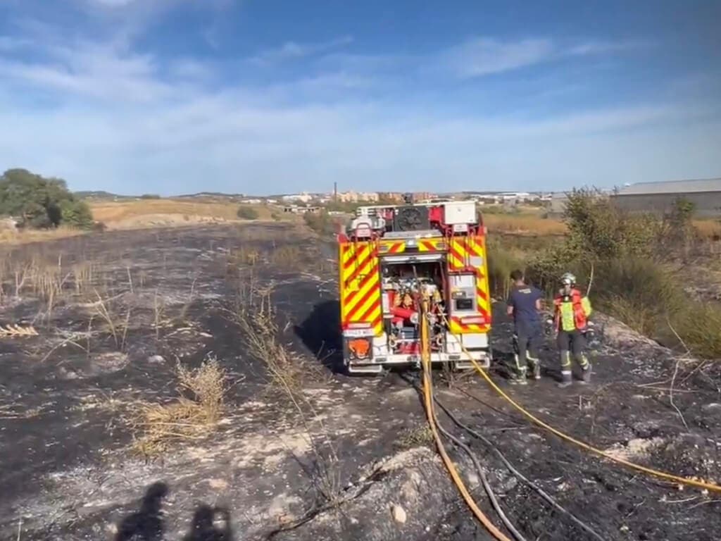 Un incendio arrasa dos hectáreas de pasto y vegetación en la Cañada Real