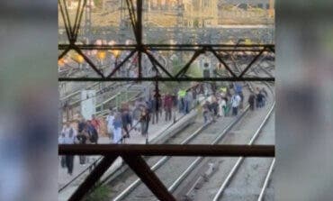 Pasajeros invaden las vías en Atocha tras una avería eléctrica en varias líneas de Cercanías