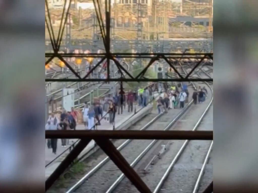 Pasajeros invaden las vías en Atocha tras una avería eléctrica en varias líneas de Cercanías