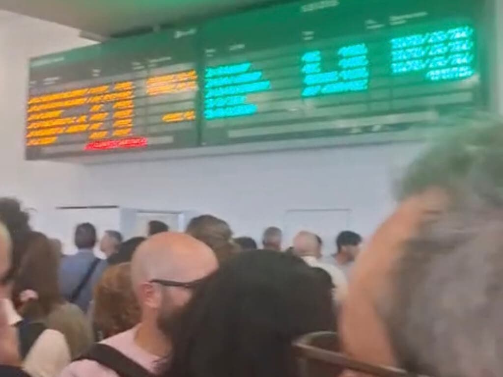 Nuevo caos en Renfe con retrasos y viajeros atrapados en Atocha y Chamartín