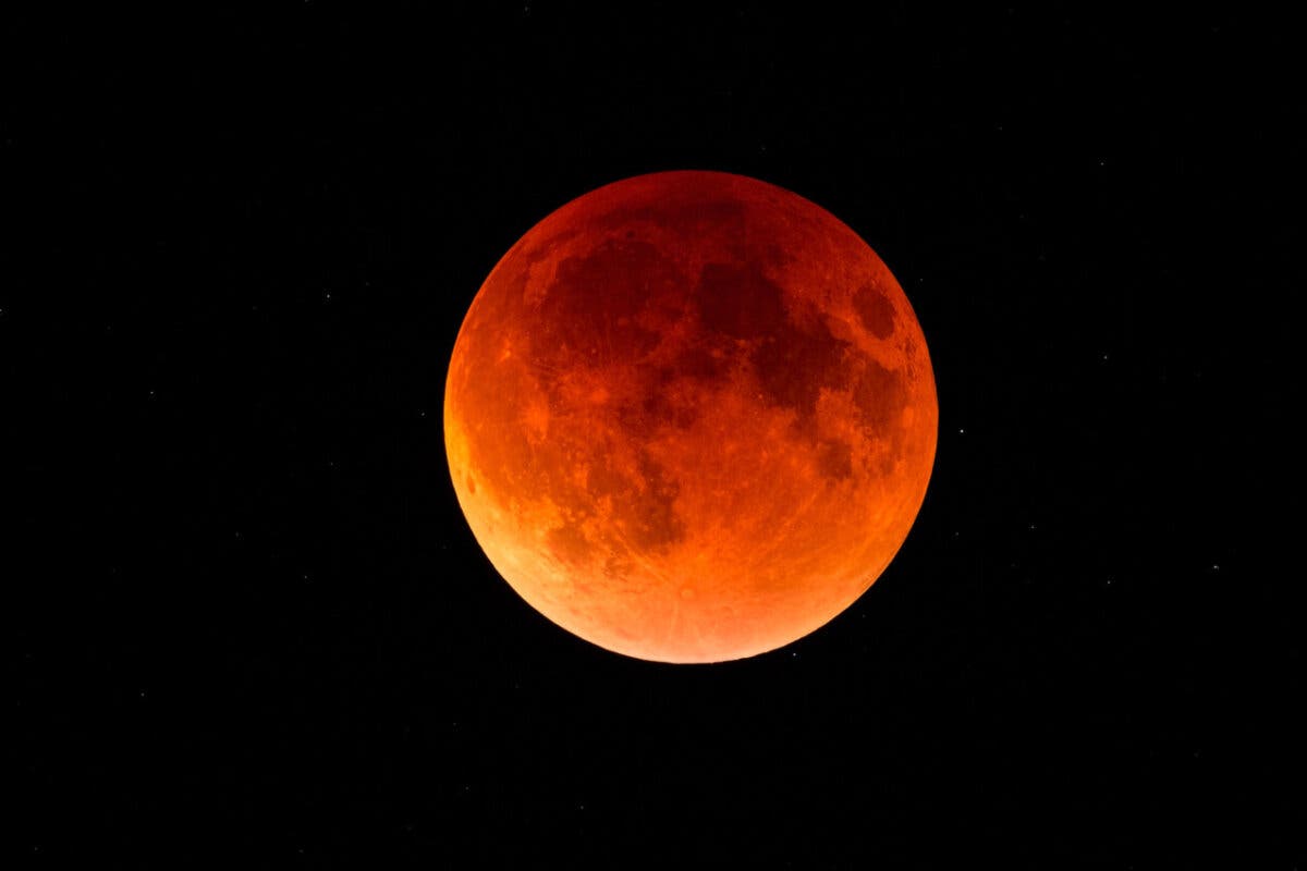La Luna se teñirá de rojo este domingo con un eclipse total visible en casi toda España