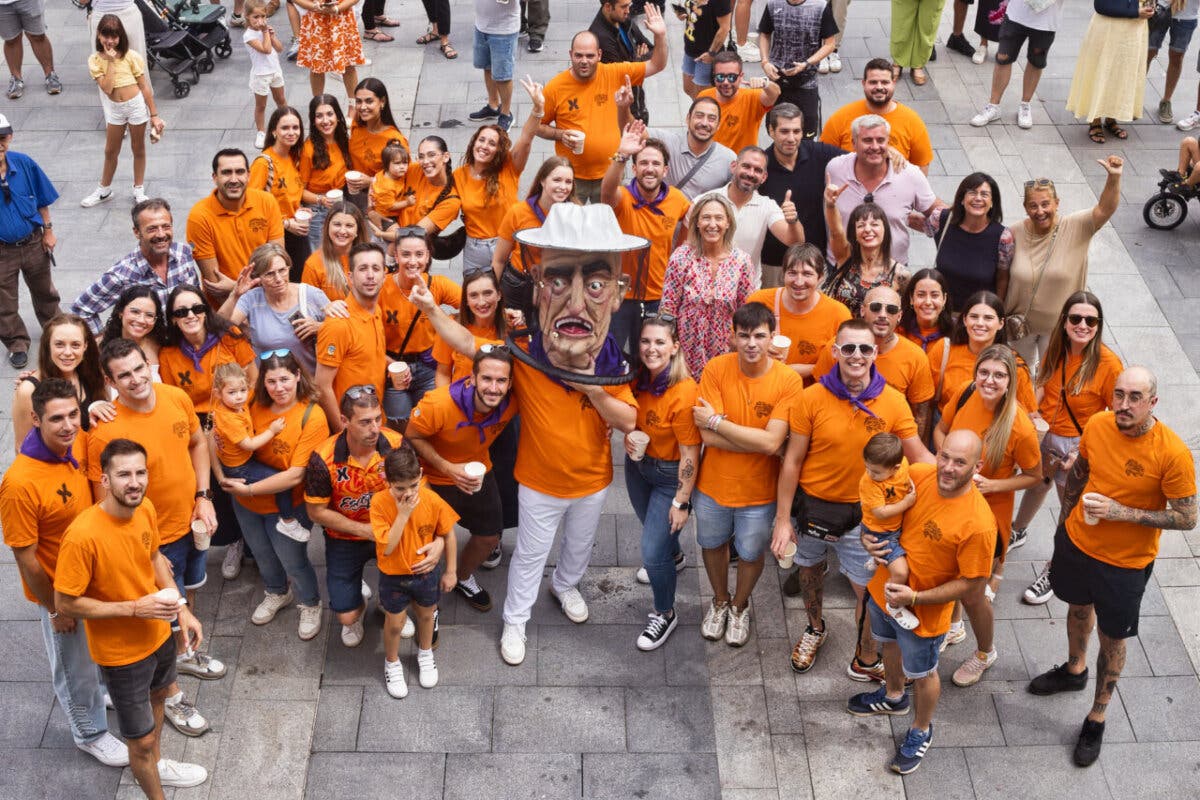 La Comparsa de Gigantes y Cabezudos incorpora un nuevo cabezudo apicultor