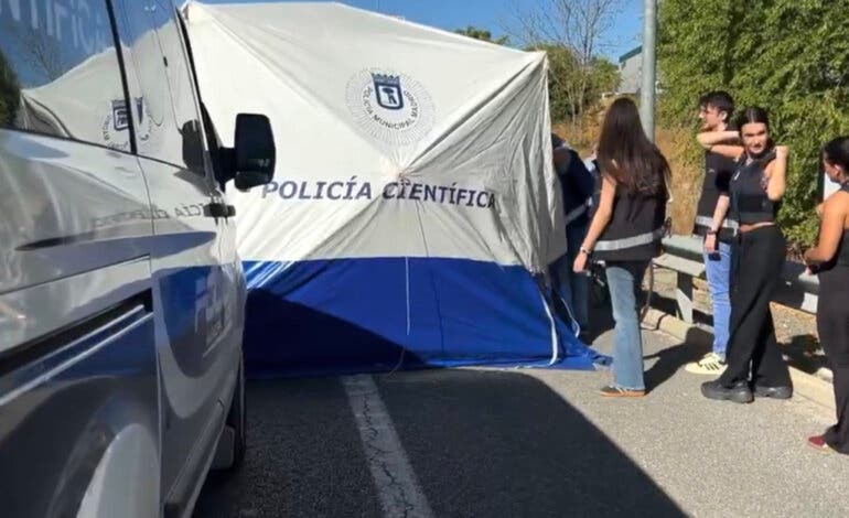 Muere un ciclista tras chocar contra un camión de limpieza detenido en Barajas