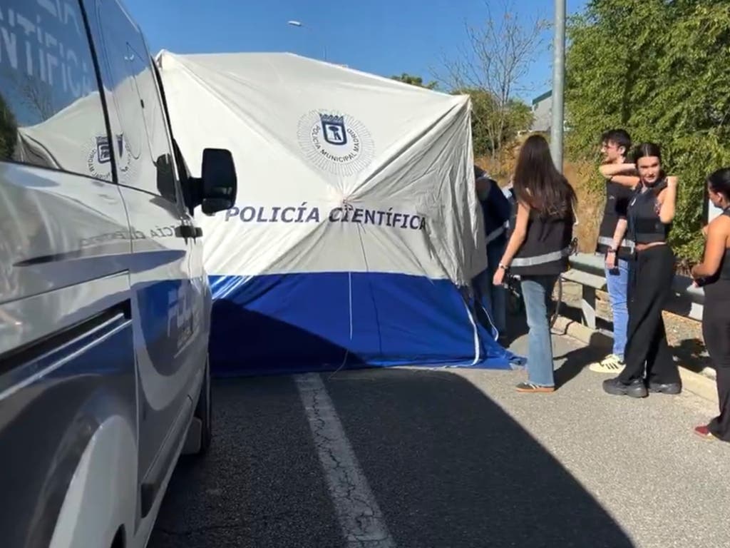 Muere un ciclista tras chocar contra un camión de limpieza detenido en Barajas