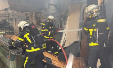 Arde una nave de bricolaje en Aranjuez y las llamas afectan a otra nave