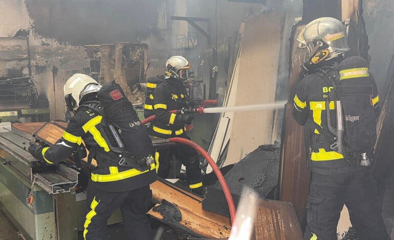 Arde una nave de bricolaje en Aranjuez y las llamas afectan a otra nave