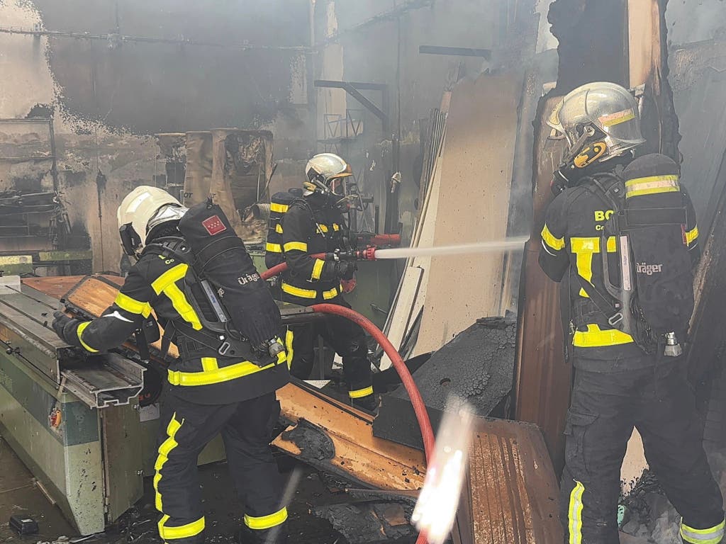 Arde una nave de bricolaje en Aranjuez y las llamas afectan a otra nave