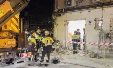 La explosión de gas en un bajo okupado de Puente de Vallecas deja finalmente un muerto y 25 heridos