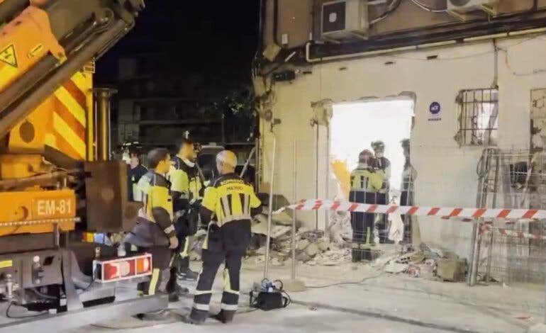 La explosión de gas en un bajo okupado de Puente de Vallecas deja finalmente un muerto y 25 heridos