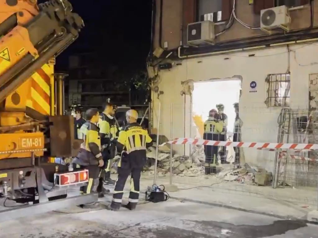 La explosión de gas en un bajo okupado de Puente de Vallecas deja finalmente un muerto y 25 heridos