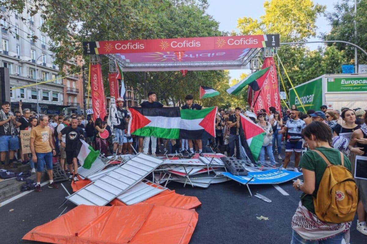 22 policías heridos y dos detenidos en las protestas propalestinas alentadas por Sánchez que acabaron con La Vuelta