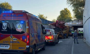 Dos heridos en el accidente de un camión de bombeo de hormigón en la M-45 en Vicálvaro