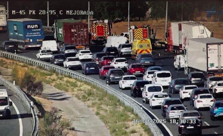 Varios vehículos implicados en un accidente en la M-45 en San Fernando de Henares