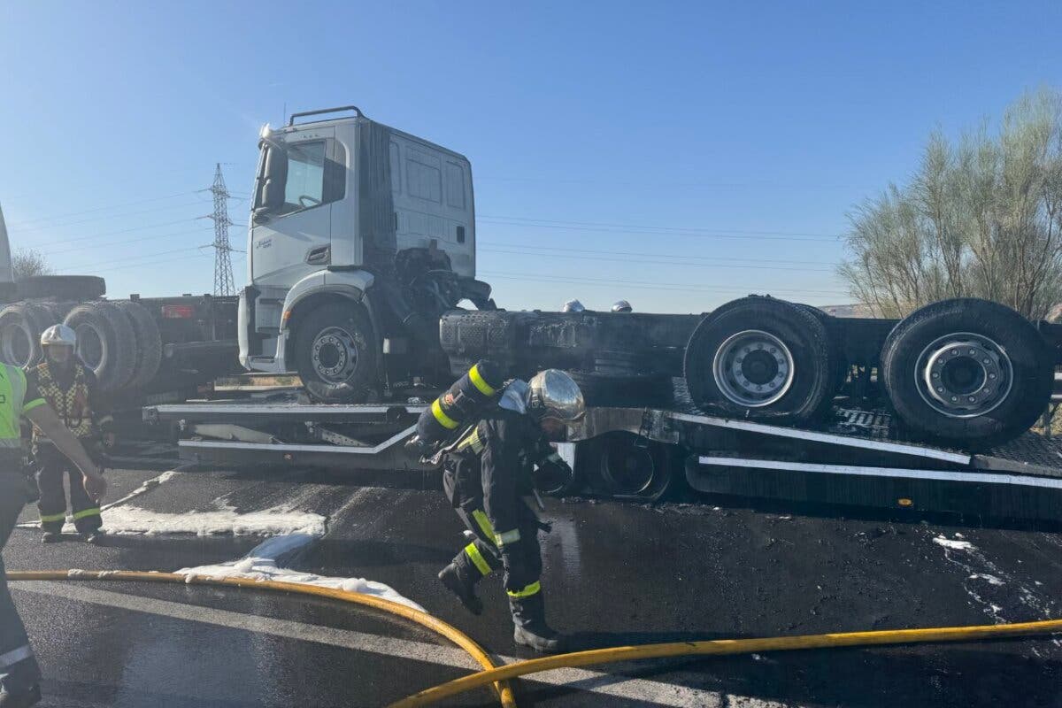 El incendio de un camión obliga a cortar la R-3 en Mejorada del Campo