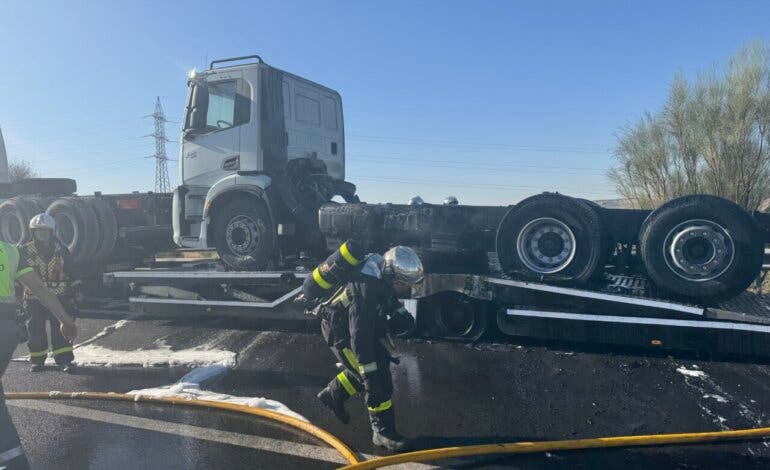 El incendio de un camión obliga a cortar la R-3 en Mejorada del Campo
