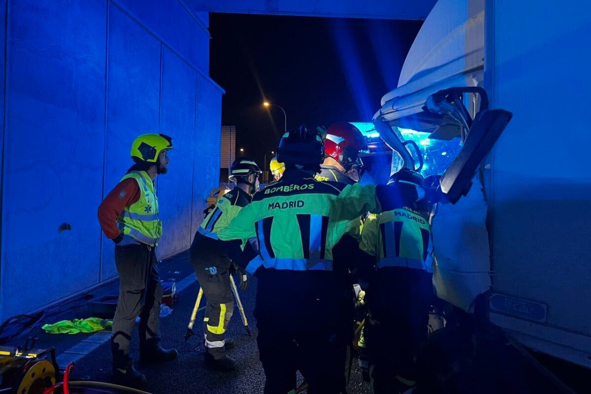 Grave accidente en la M-40: dos heridos tras chocar un camión y una furgoneta VTC en Puente de Vallecas