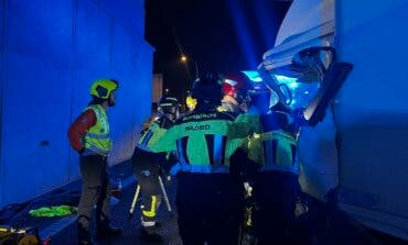 Grave accidente en la M-40: dos heridos tras chocar un camión y una furgoneta VTC en Puente de Vallecas