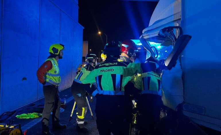 Grave accidente en la M-40: dos heridos tras chocar un camión y una furgoneta VTC en Puente de Vallecas