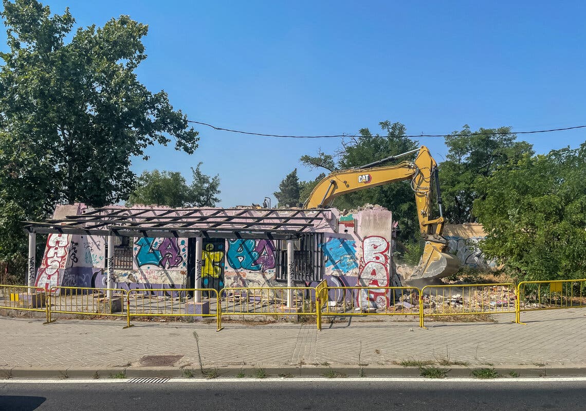 Torrejón derriba el edificio abandonado de La Torreta y dos naves okupadas en la Carretera de Loeches