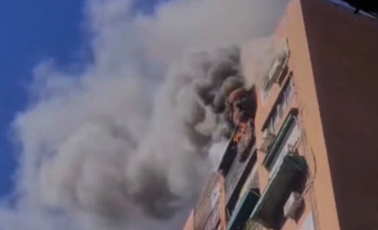 Una mujer resulta herida leve en el incendio de un piso en Madrid