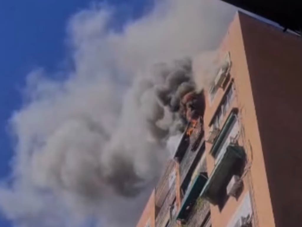 Una mujer resulta herida leve en el incendio de un piso en Madrid