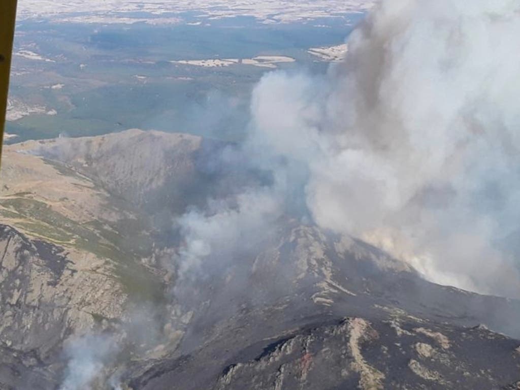 El incendio de Peñalba de la Sierra en Guadalajara sigue fuera de control tras seis días y 2.000 hectáreas arrasadas