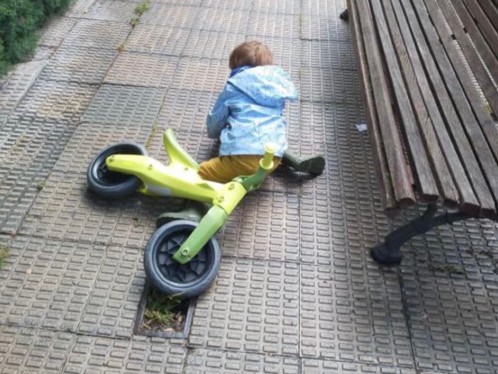 Los vecinos de Valleaguado en Coslada denuncian abandono con más de 200 desperfectos en las calles