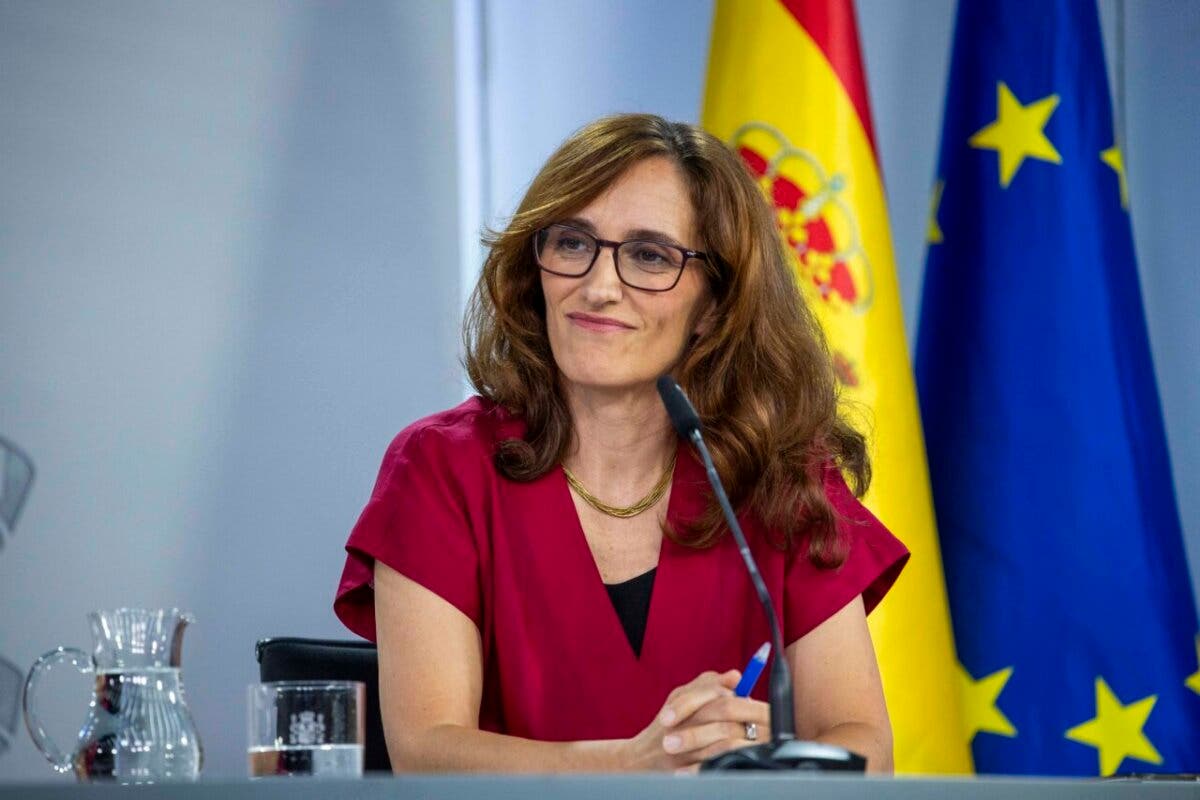 El Gobierno prohíbe fumar en terrazas, parques infantiles, marquesinas y conciertos al aire libre