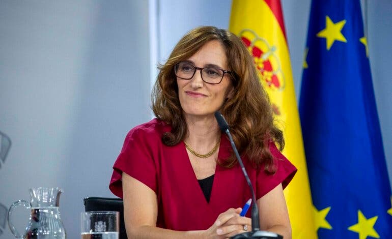 El Gobierno prohíbe fumar en terrazas, parques infantiles, marquesinas y conciertos al aire libre