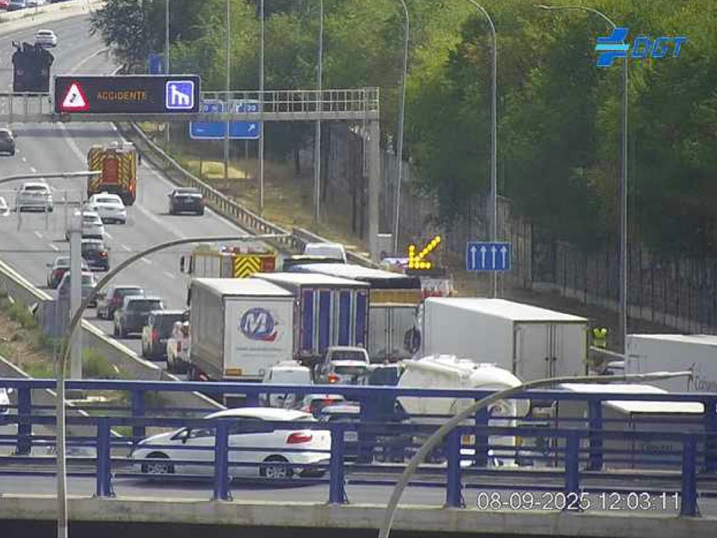 Un accidente con varios vehículos implicados en la A-2 en Torrejón provoca importantes retenciones