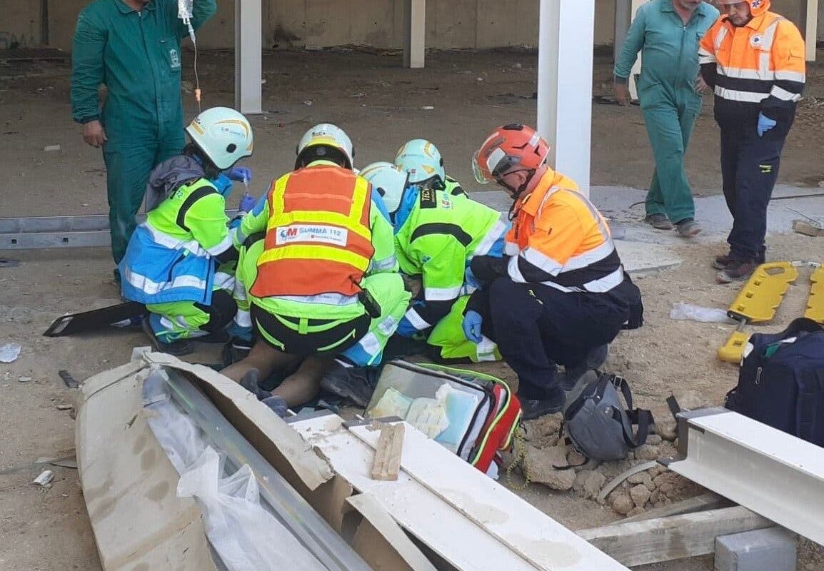 Herido grave un trabajador tras caer de una escalera en Alcorcón