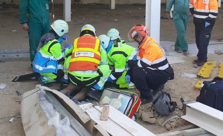 Herido grave un trabajador tras caer de una escalera en Alcorcón
