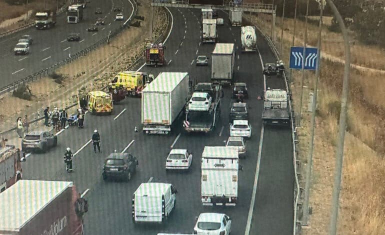Atasco en la M-45 por un accidente múltiple en San Fernando de Henares