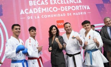 Ayuso premia con becas de 2.100 euros a 84 estudiantes por su excelencia académica y deportiva