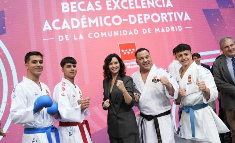 Ayuso premia con becas de 2.100 euros a 84 estudiantes por su excelencia académica y deportiva