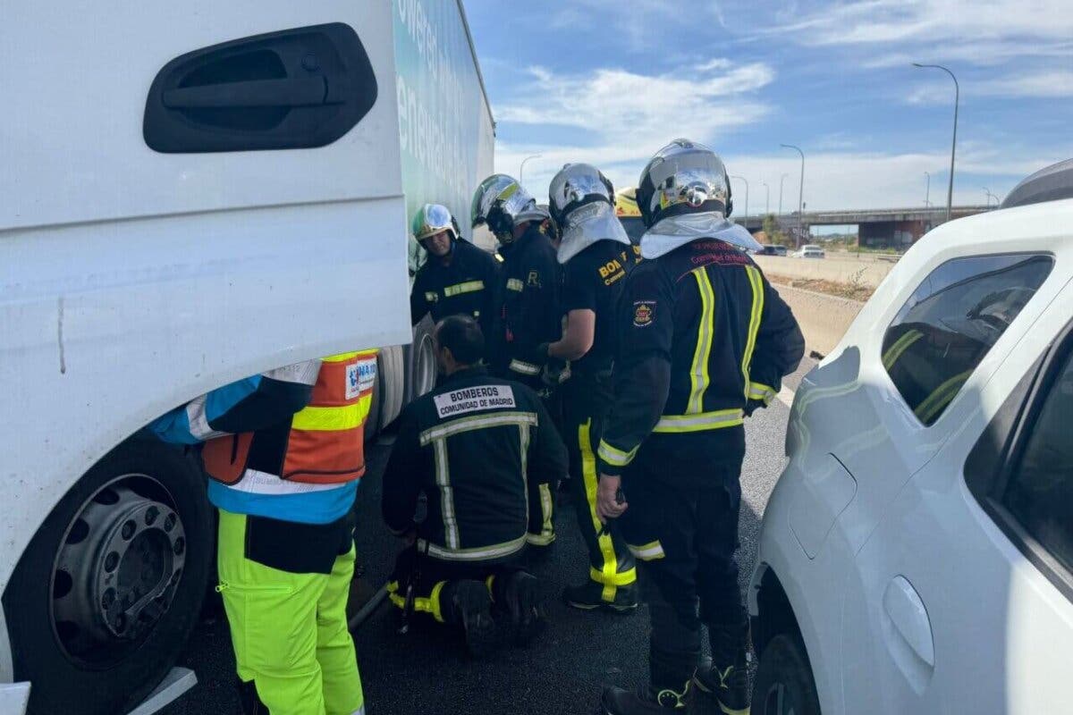 Siete heridos en un accidente entre varios turismos y un camión en la A-2, en Torrejón de Ardoz
