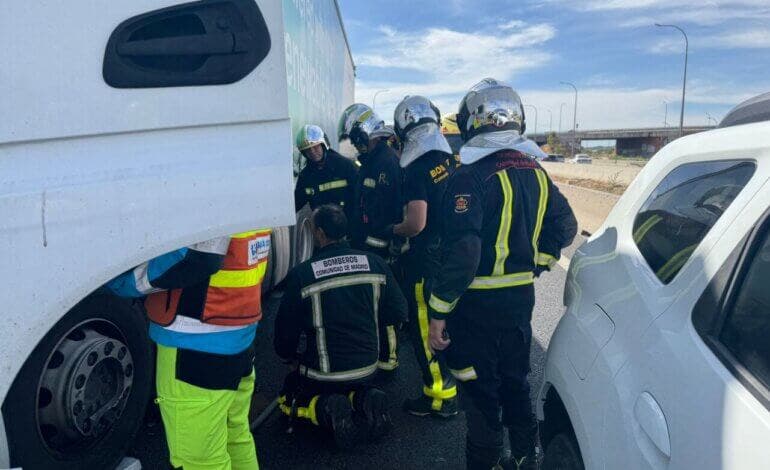 Siete heridos en un accidente entre varios turismos y un camión en la A-2, en Torrejón de Ardoz