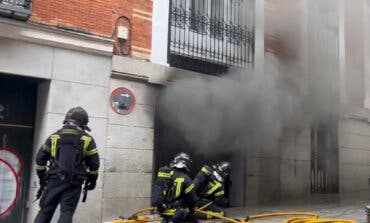Gran humareda en el centro de Madrid por un incendio en un garaje con dos coches afectados