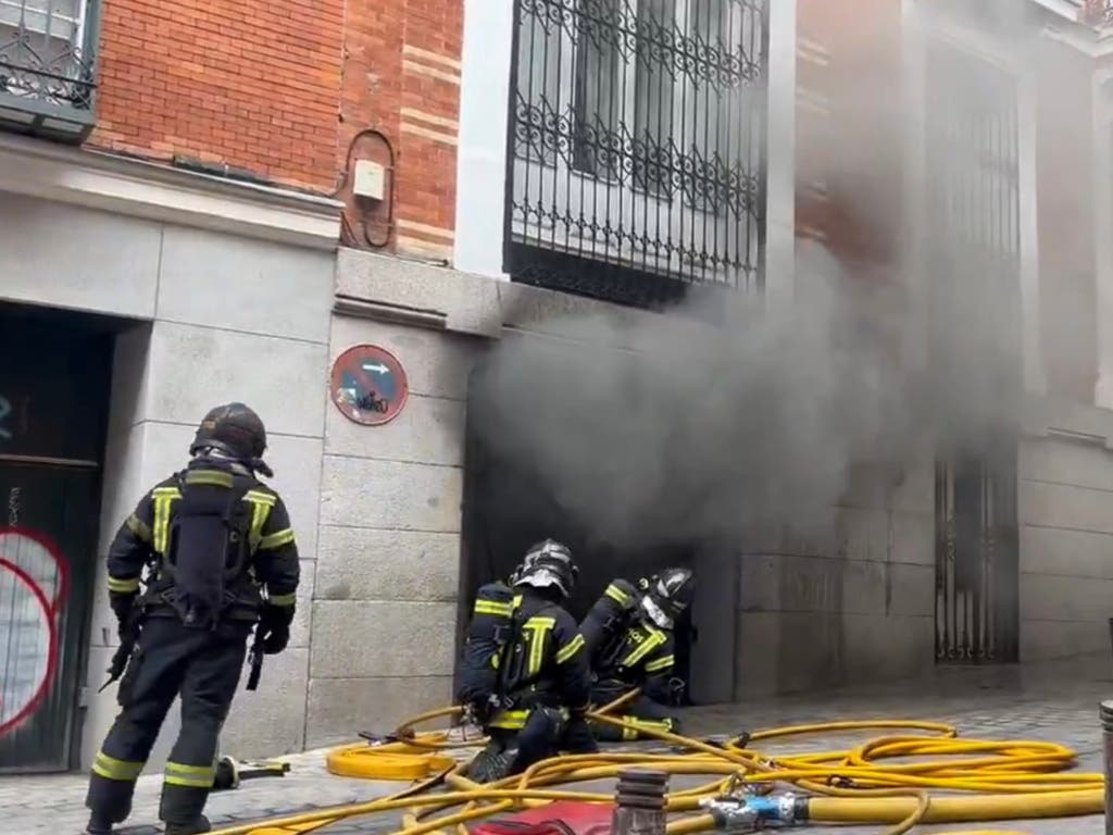 Gran humareda en el centro de Madrid por un incendio en un garaje con dos coches afectados