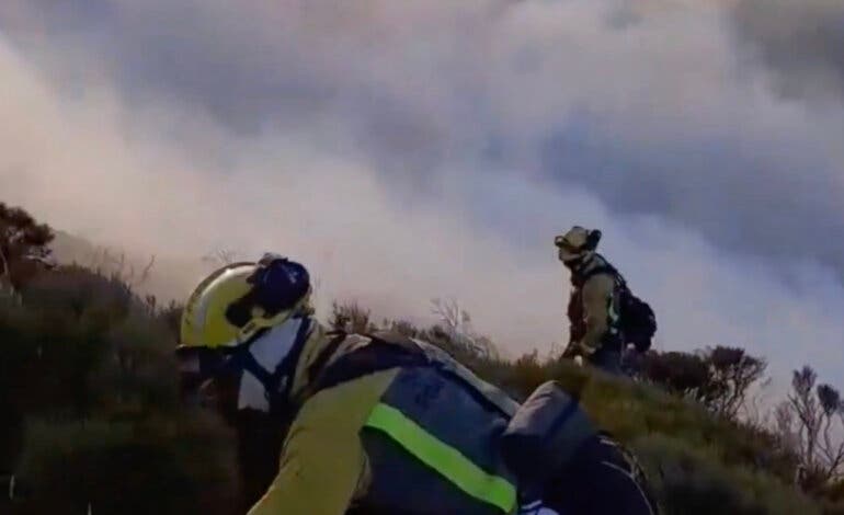 Continúan los trabajos de extinción del incendio de Peñalba de la Sierra en Guadalajara con apoyo de Madrid